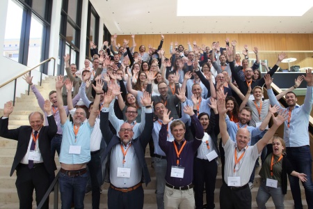 022_gruppenbild treppe hände hoch (Copy).jpg